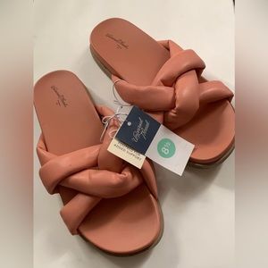 Universal thread woman’s memory foam sandals